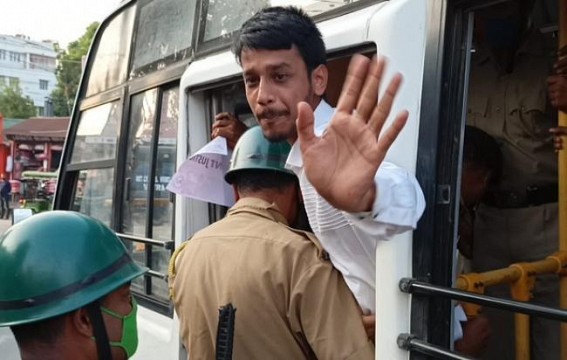 Protest for 40 Marks Exam : Students were arrested and taken to AD Nagar Police ground Protest for 40 Marks Exam : Students were arrested and taken to AD Nagar Police ground